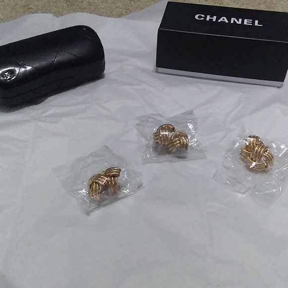 BNWT BEAUTIFUL LG GOLD-TONE KNOT STYLE EARRINGS - Picture 7 of 7